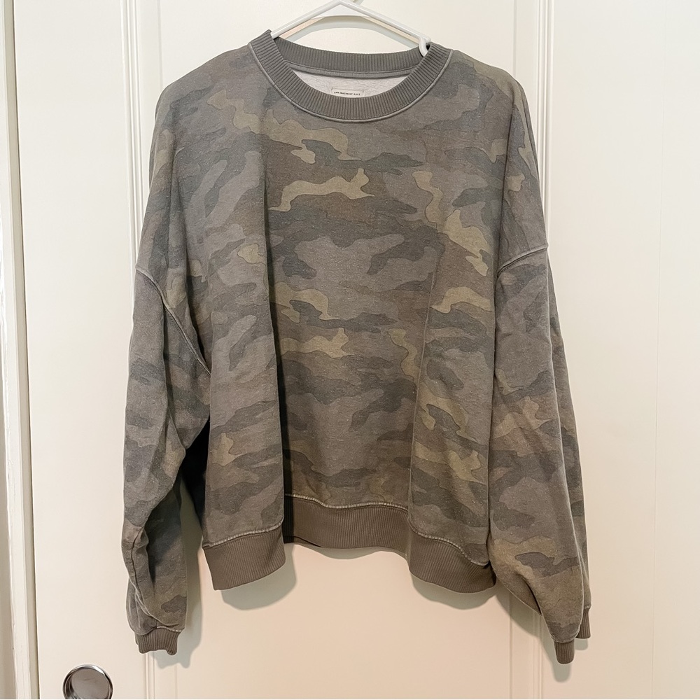 AMERICAN EAGLE camo cropped pullover